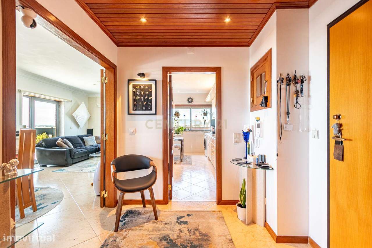 Apartamento Único T2 de 82m2 com Terraço de 75m2 em Porto Salvo-11