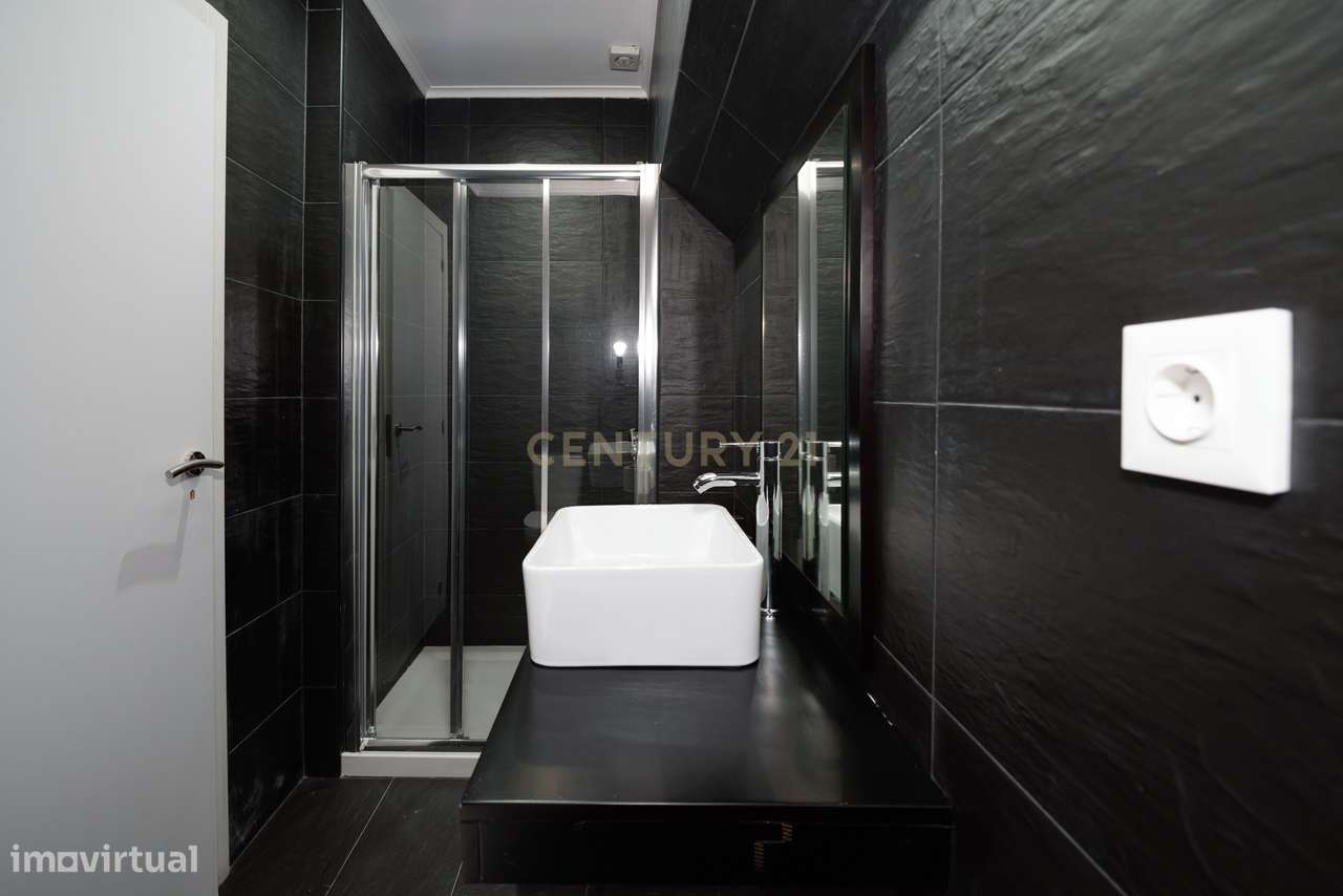 Prédio c/ 2 apartamentos (T1 e T2) com Pátio e Terraço - Centro Histór-13