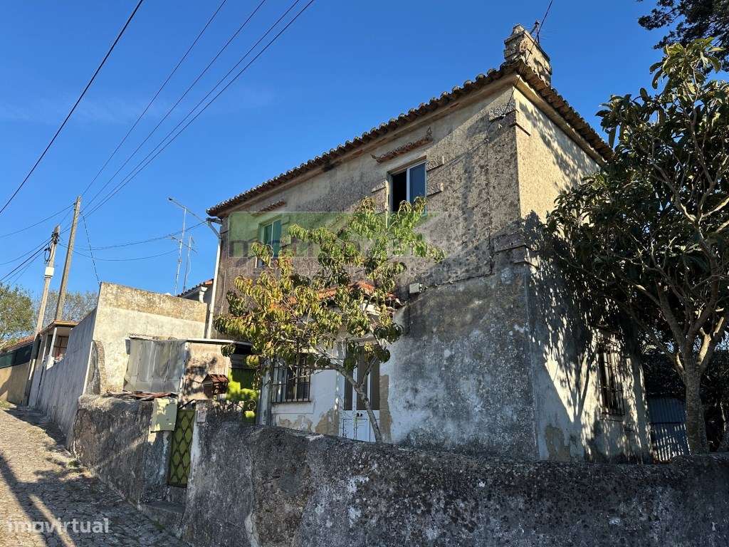 Moradia Geminada T2 em Francos, Rio de Mouro. Para Obras Totais.-2