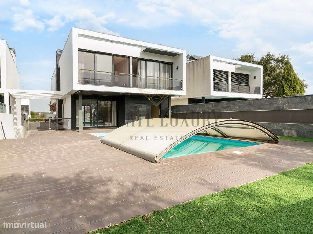 Moradia T4 com varandas e piscina em Azeitão-0