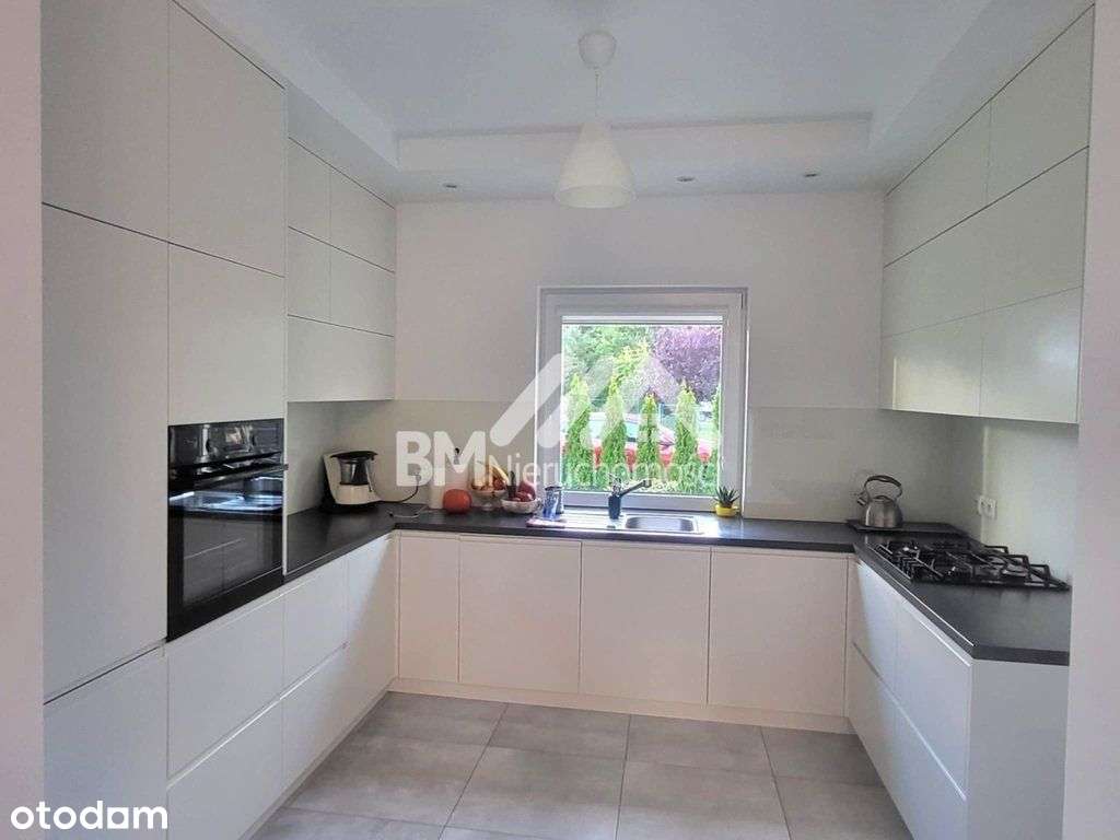 Dom wolnostojący z garażem na dwa samochody.-5