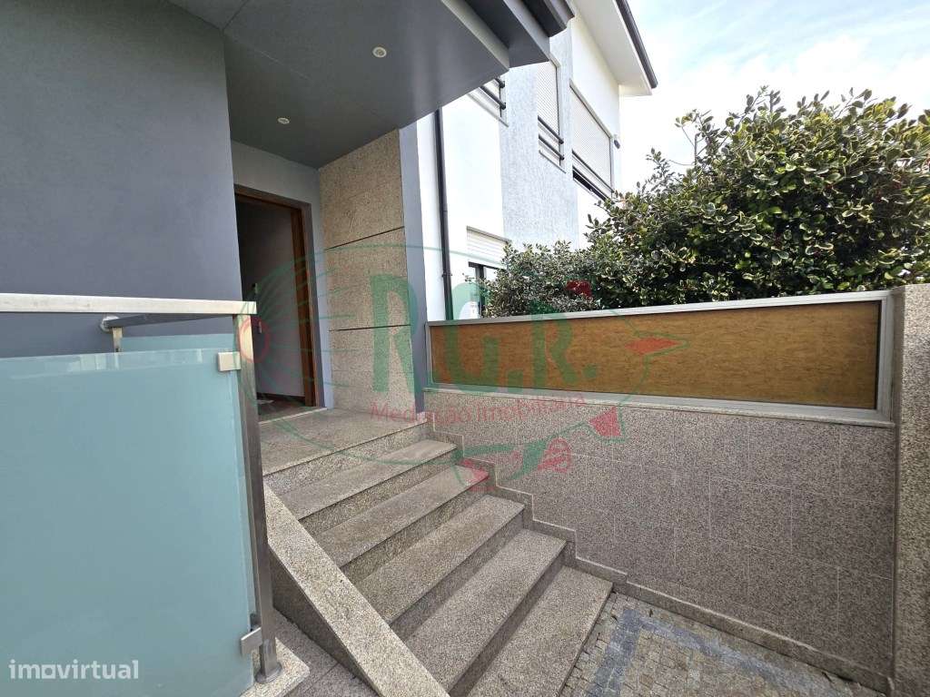 Moradia T4 | 3 Frentes | Sótão | Entrada IC29/A43 - Grande imagem: 3/51