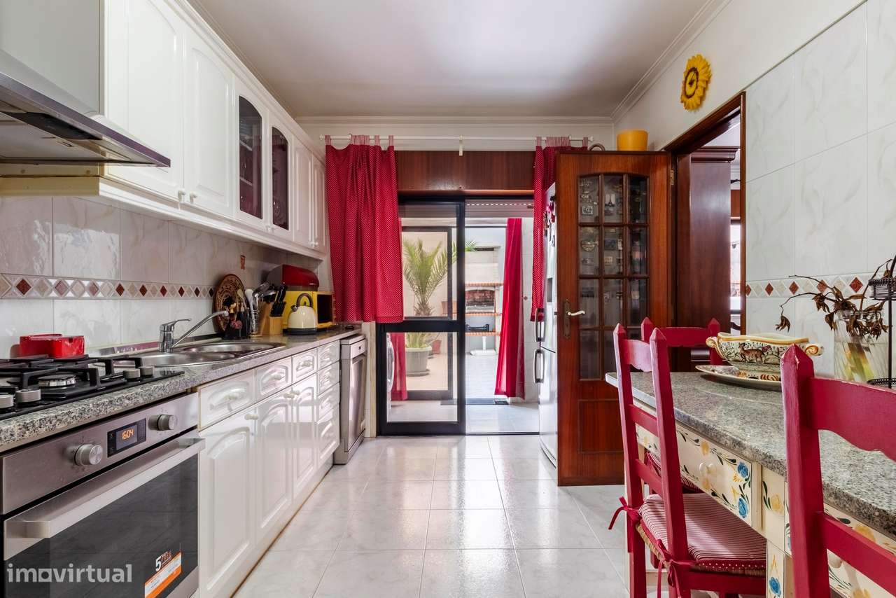 Apartamento T2 c/ 2 Lugares de Estacionamento e Terraço c/ 30m2 em Mem-9