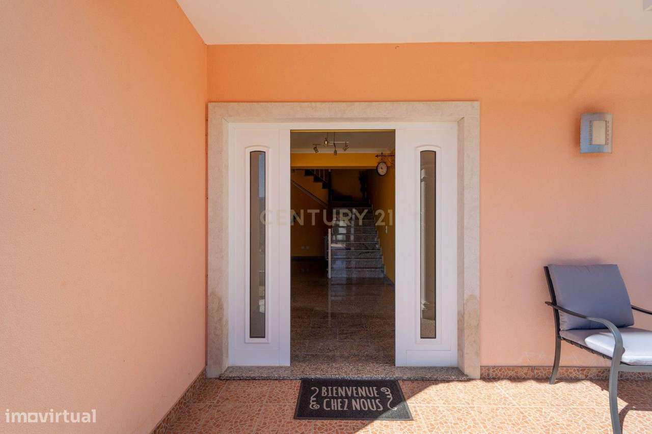 Moradia T3 - C/ espaço exterior e piscina-7