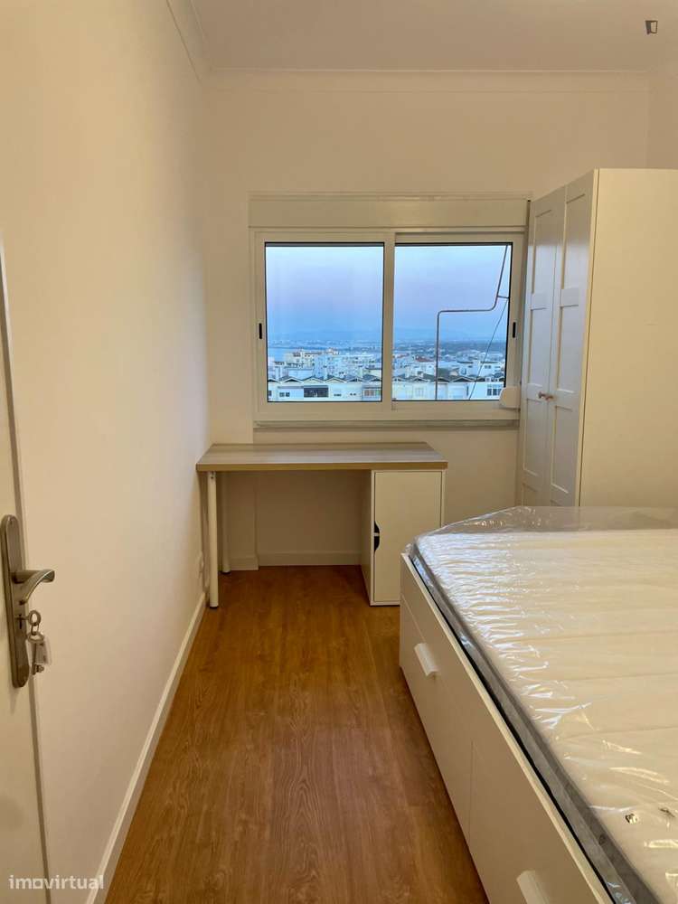 Quarto - localizado em Almada Lisbon - Grande imagem: 5/7