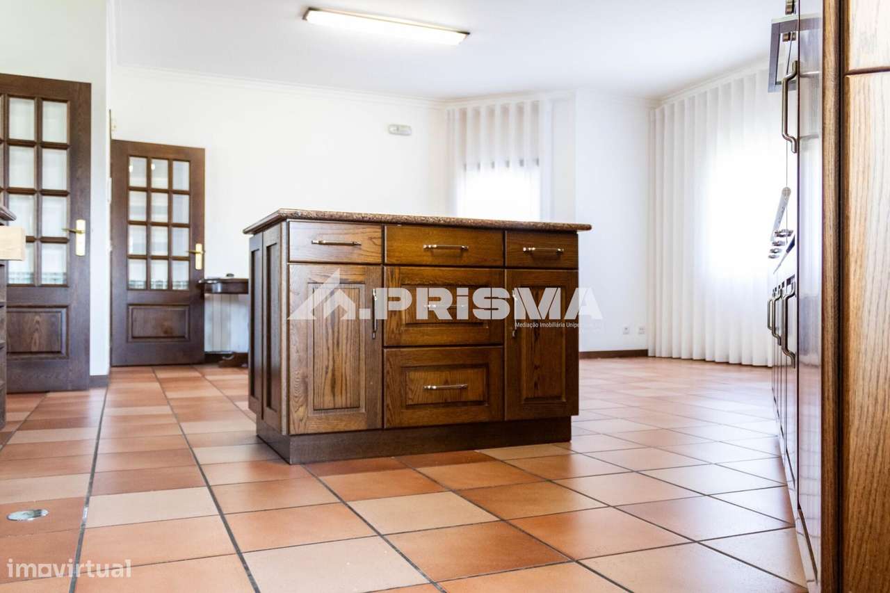 Moradia T5 para Venda em C. Branco-8