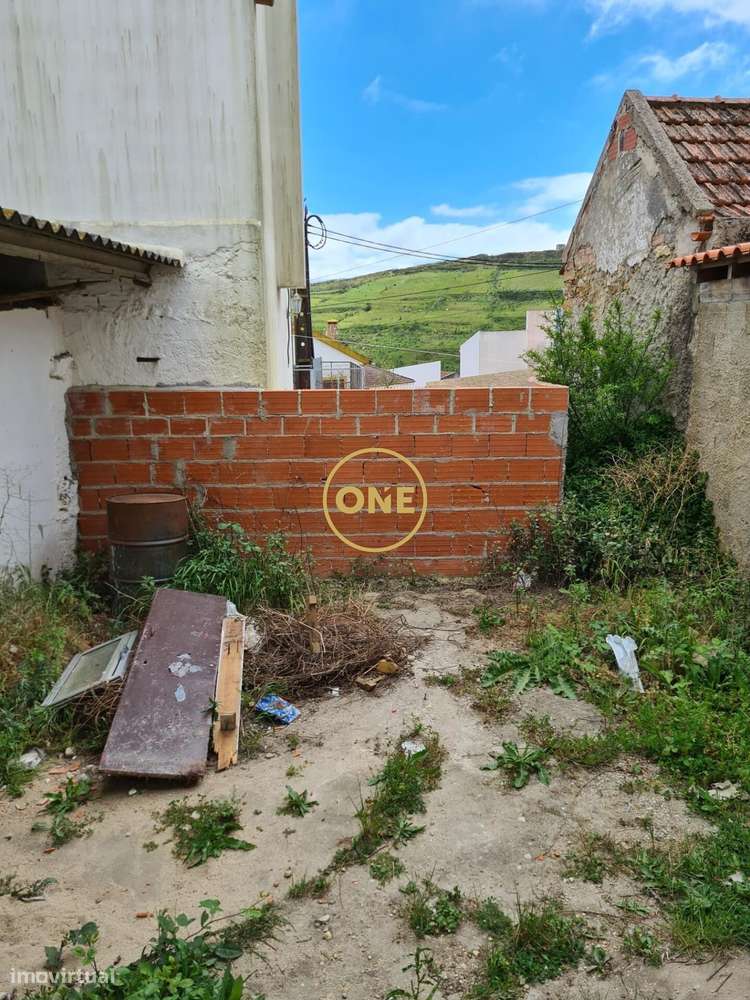 Moradia Exclusiva para reconstrução, com Projeto Aprovado e Licença a-11