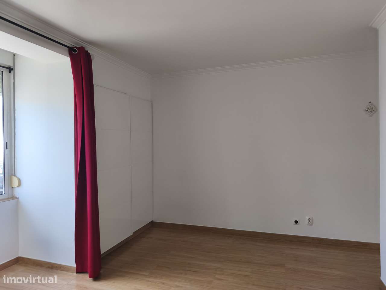 T2 Bem Conservado na Rua José Cardoso Pires, Areias, Estoril.-12