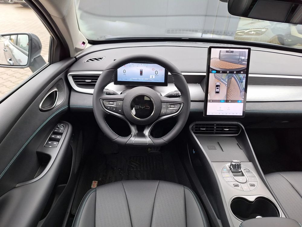 Zasięg 1050 km / Kamera 360 / Ekran 12,8 ''