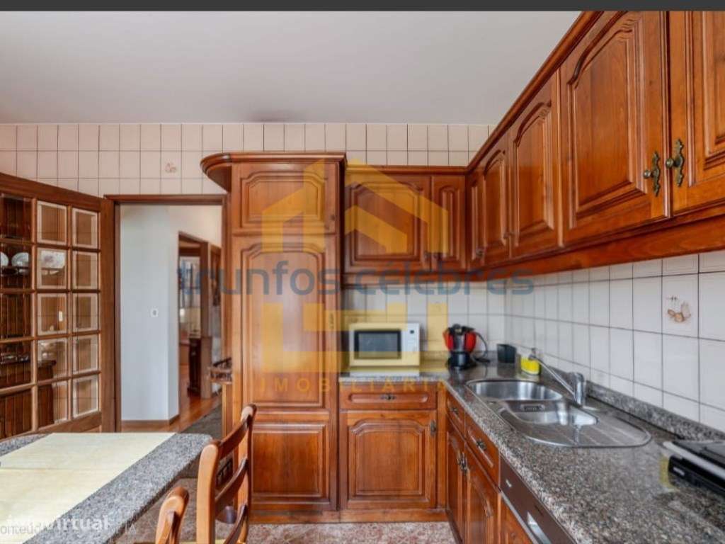 Moradia T4 de 4 Frentes Renovada inserida num lote de 1450m2 | Laún...-10