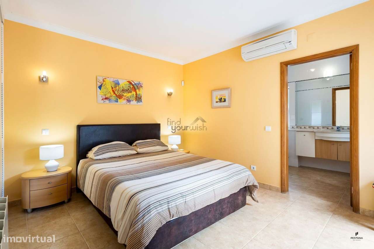 Moradia T4 com piscina, único piso,  com acesso direto ao exclusivo Ca-12