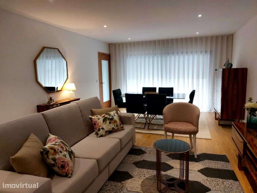 Apartamento T4 com 2 frentes, novo, com churrasqueira; piscina e pl...-46