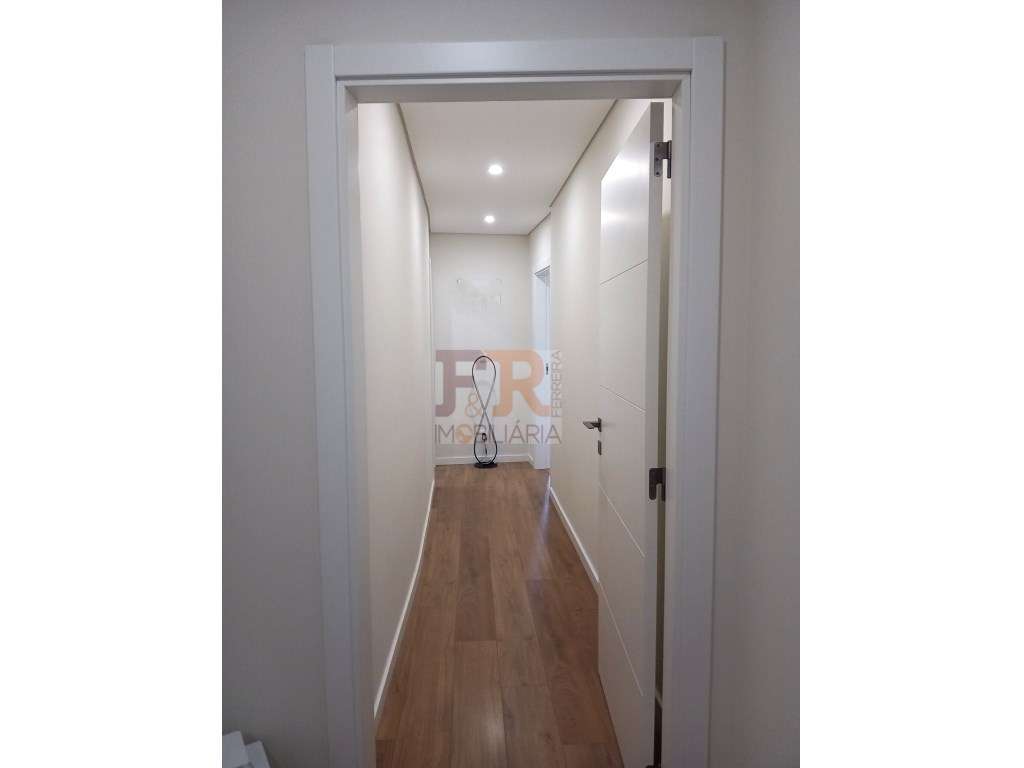 Excelente !!Apartamento T2 Semi- Novo com Varanda e Garagem-8