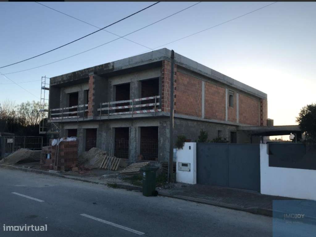 Moradia T4 em Construção com Piscina e Jardim em Fernão Ferro - Grande imagem: 2/9