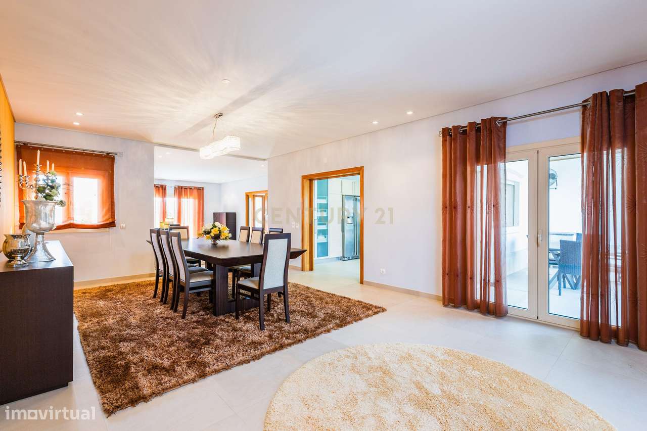 Moradia Exclusiva com Piscina, Jardim e Áreas Amplas - Grande imagem: 5/39