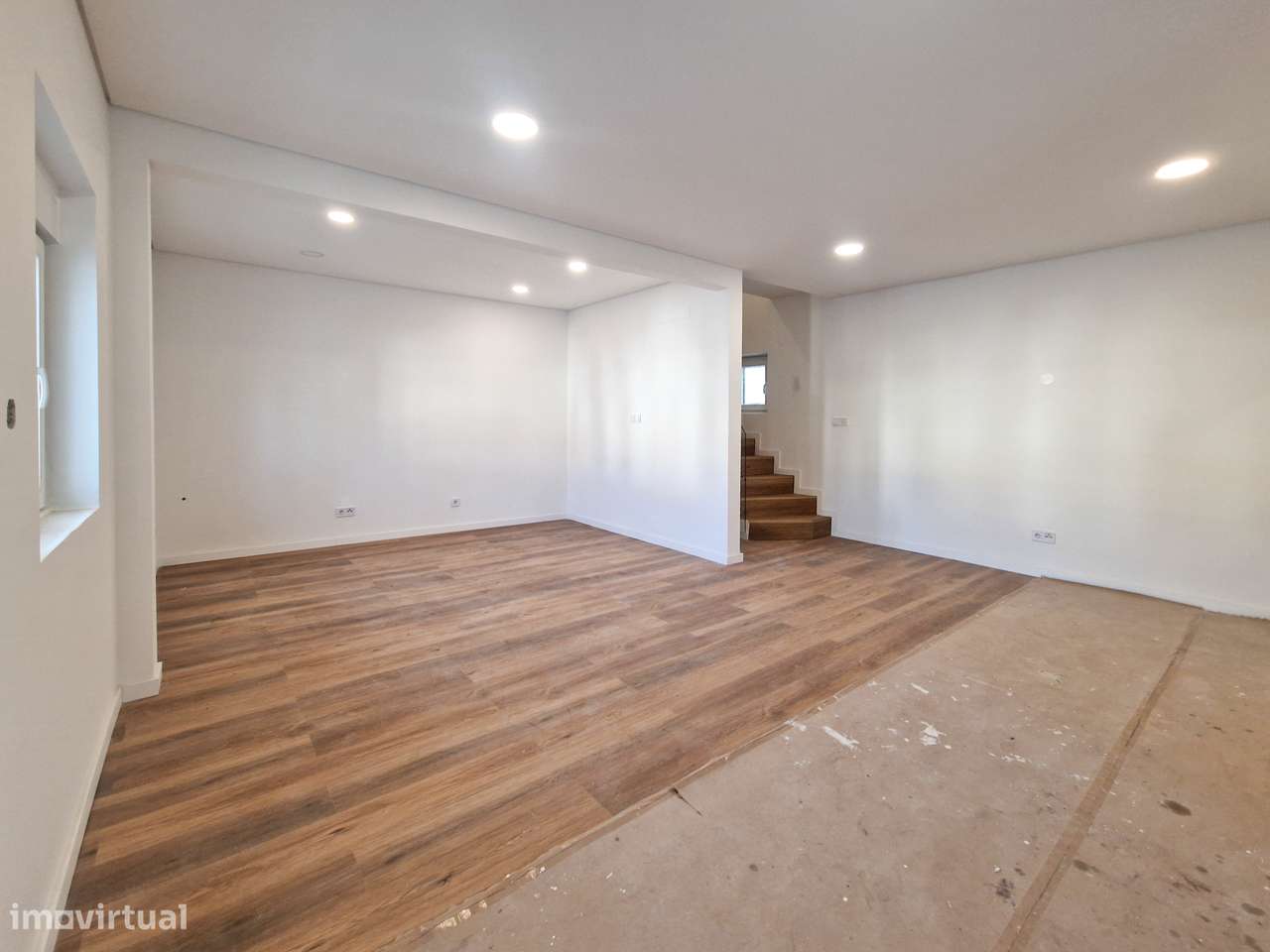 Moradia 4 ass. totalmente remodelada - possibilidade de quarto no r/c - Grande imagem: 3/46