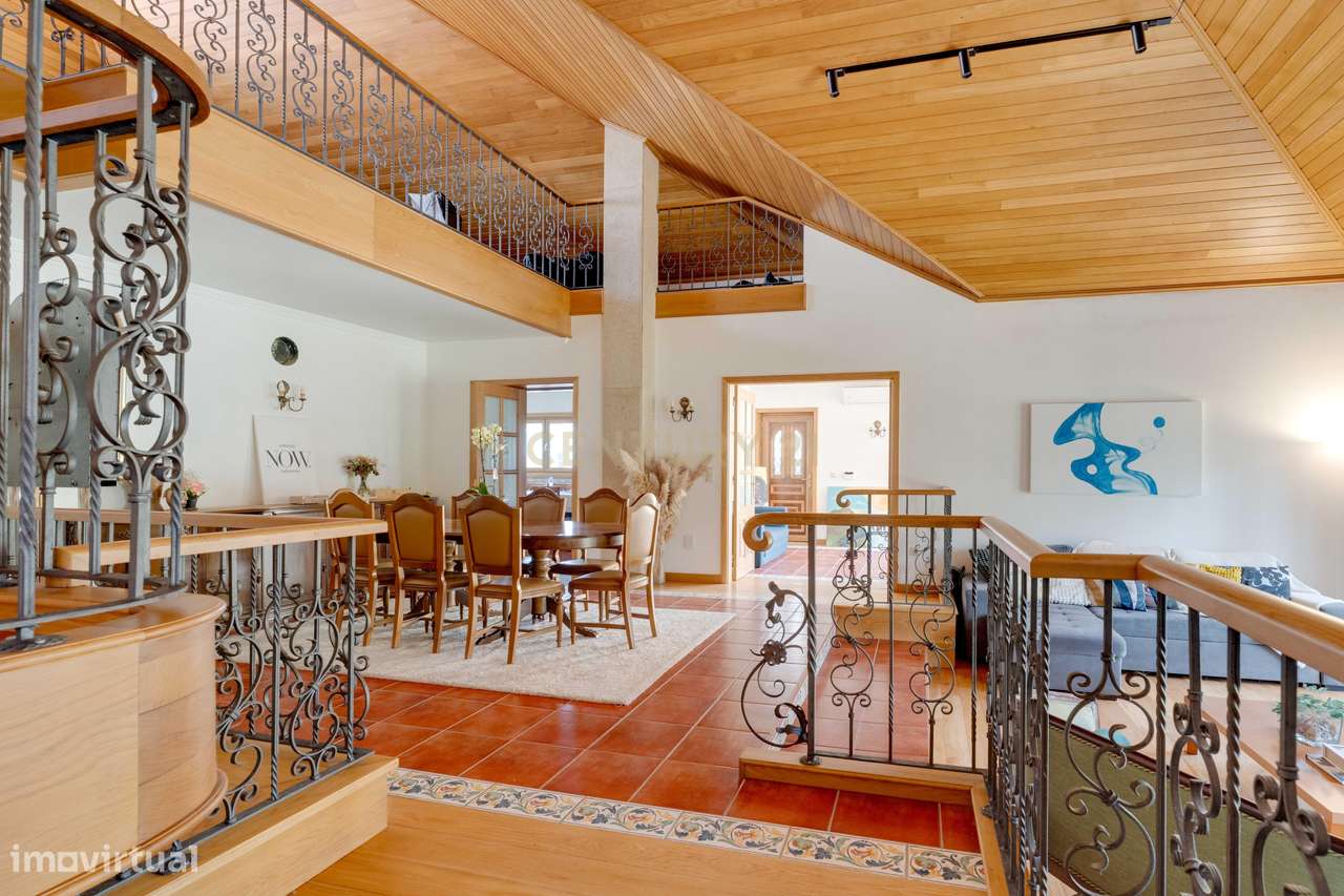 Encantadora Moradia de 4 Frentes-22