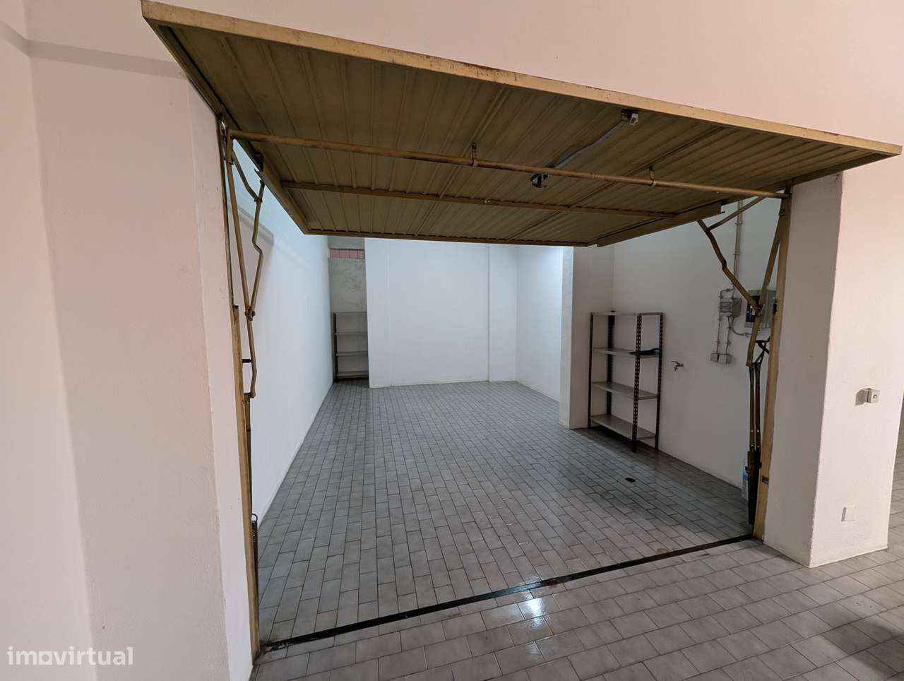 Garagem para arrendar na Estrada do Biker ideal para apoio a negócios - Grande imagem: 2/6