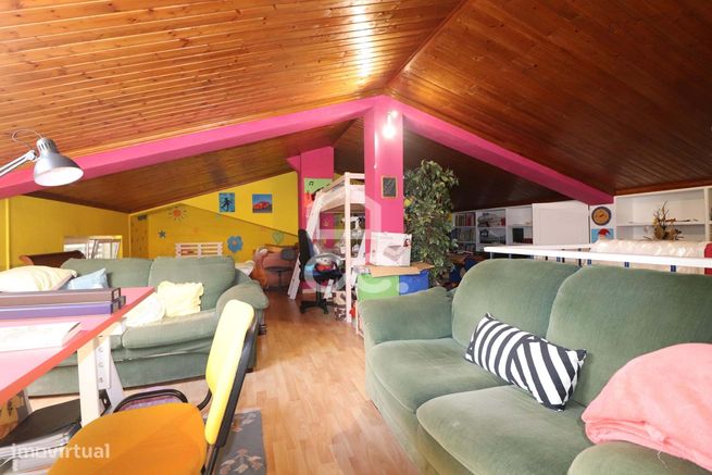 Moradia T5 nos Carvalhais com jardim, piscina e campo de jogos.-16