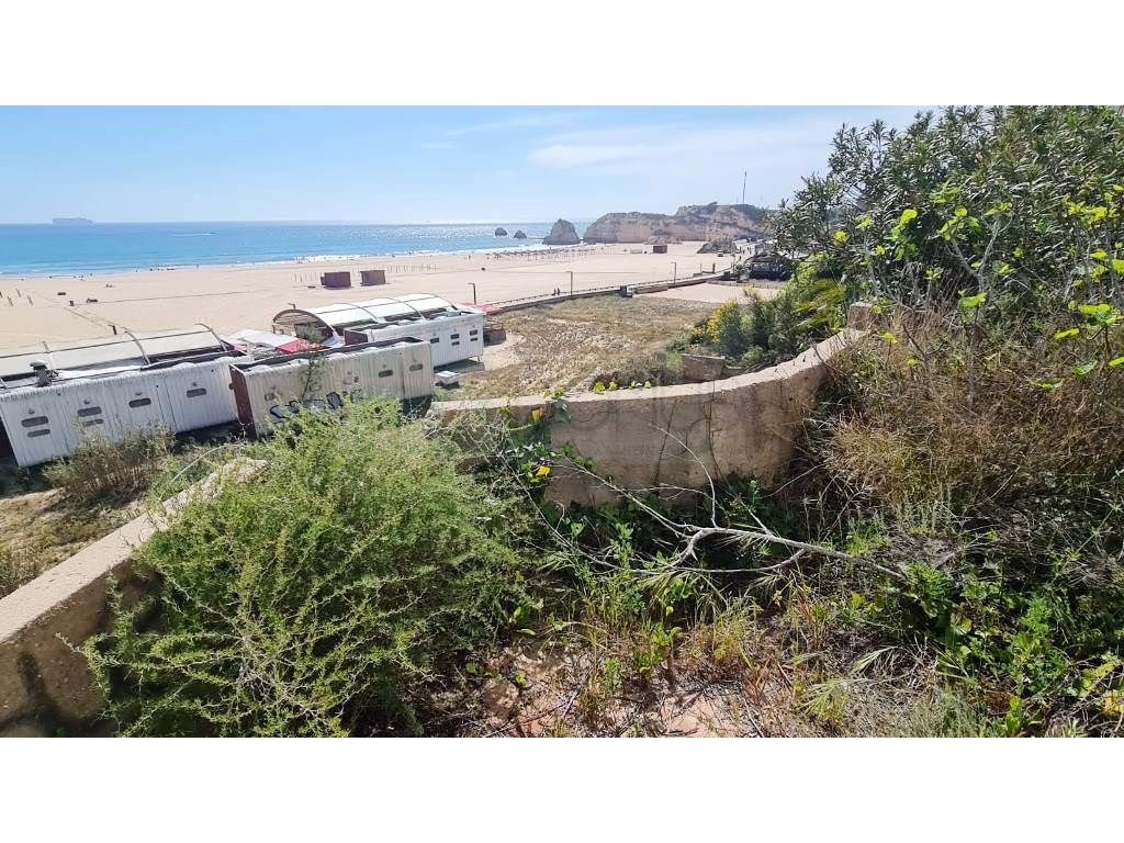 Prédio 3 pisos, frente mar com amplas vistas, na Praia da...