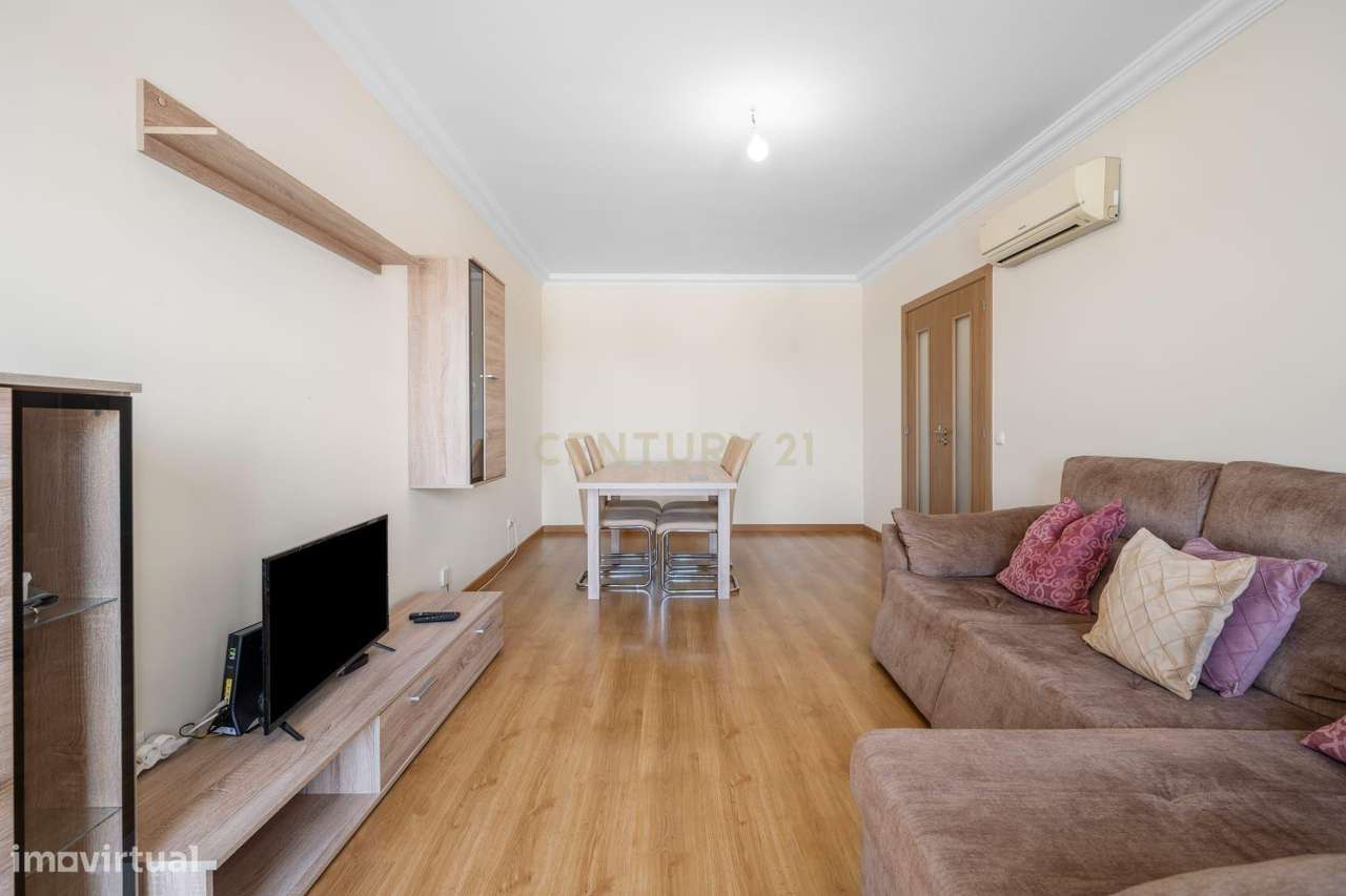 Apartamento T2 em Montijo com Parqueamento e Varandas-5
