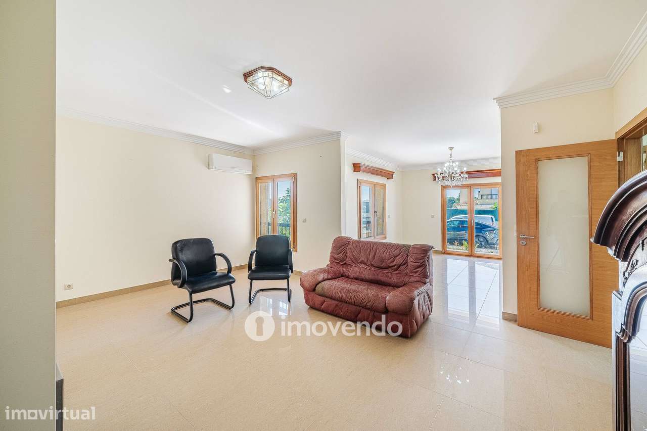 Moradia T4, com condomínio com piscina, em Almargem do Bispo-6