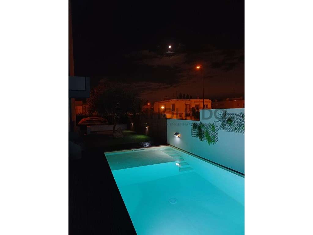 Moradia T4 com piscina de 3 frentes com excelentes áreas, tanto a n...-35