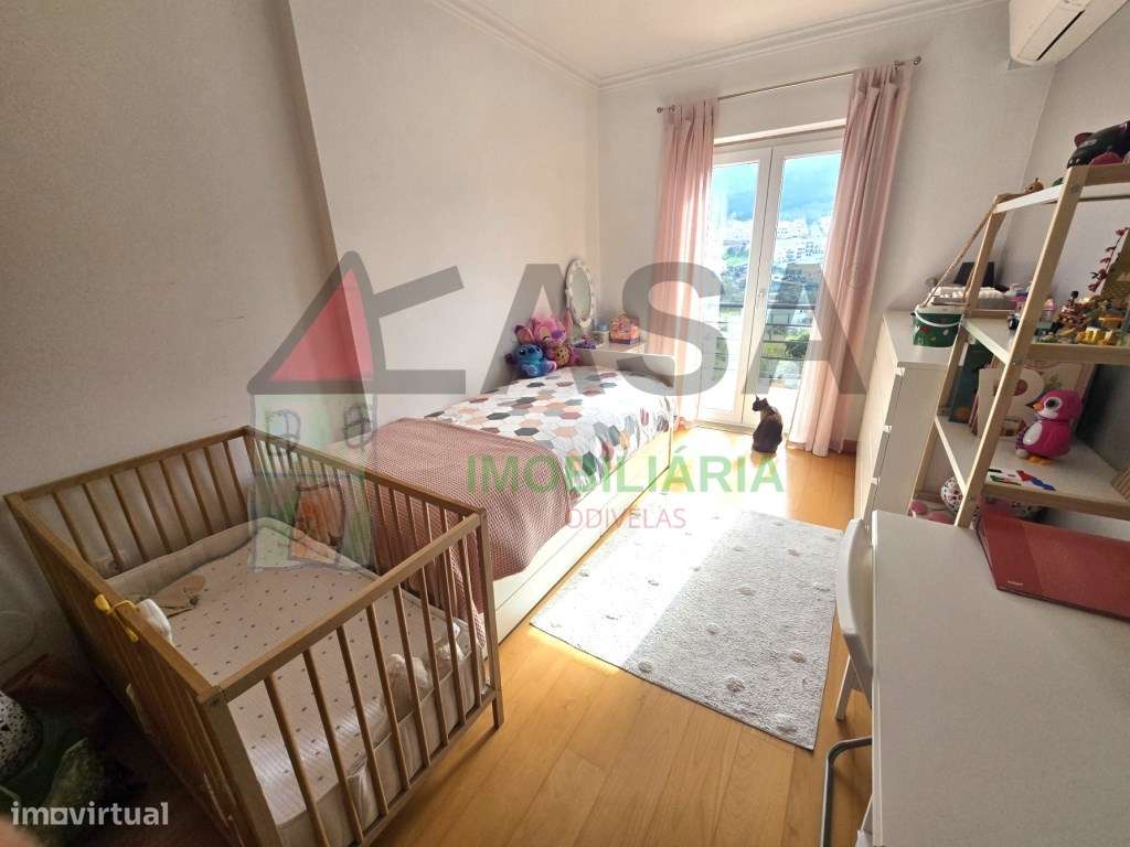 Moradia T4 com Terraço e Vista Desafogada em Loures-19