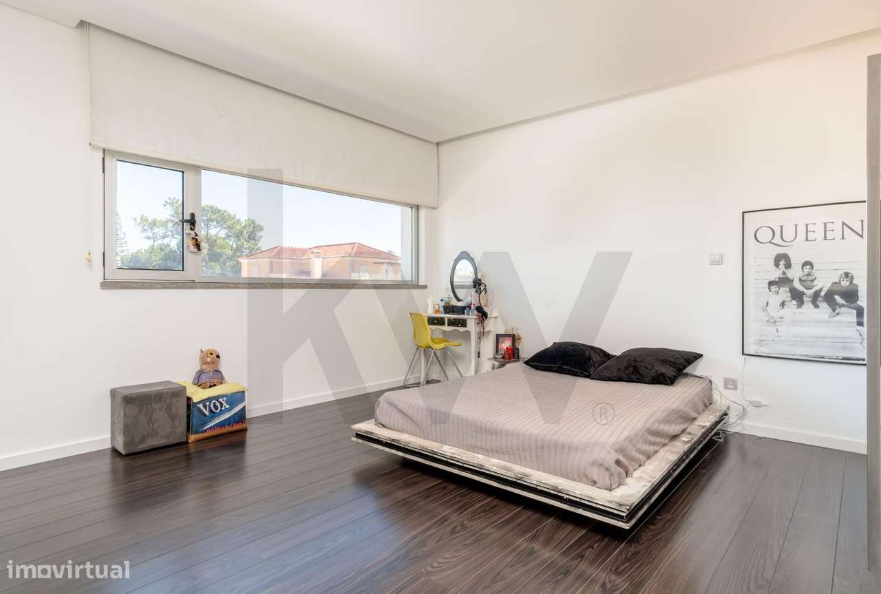 Moradia T4+2 com Piscina e Jardim em Marisol, Charneca de Caparica — 3-14