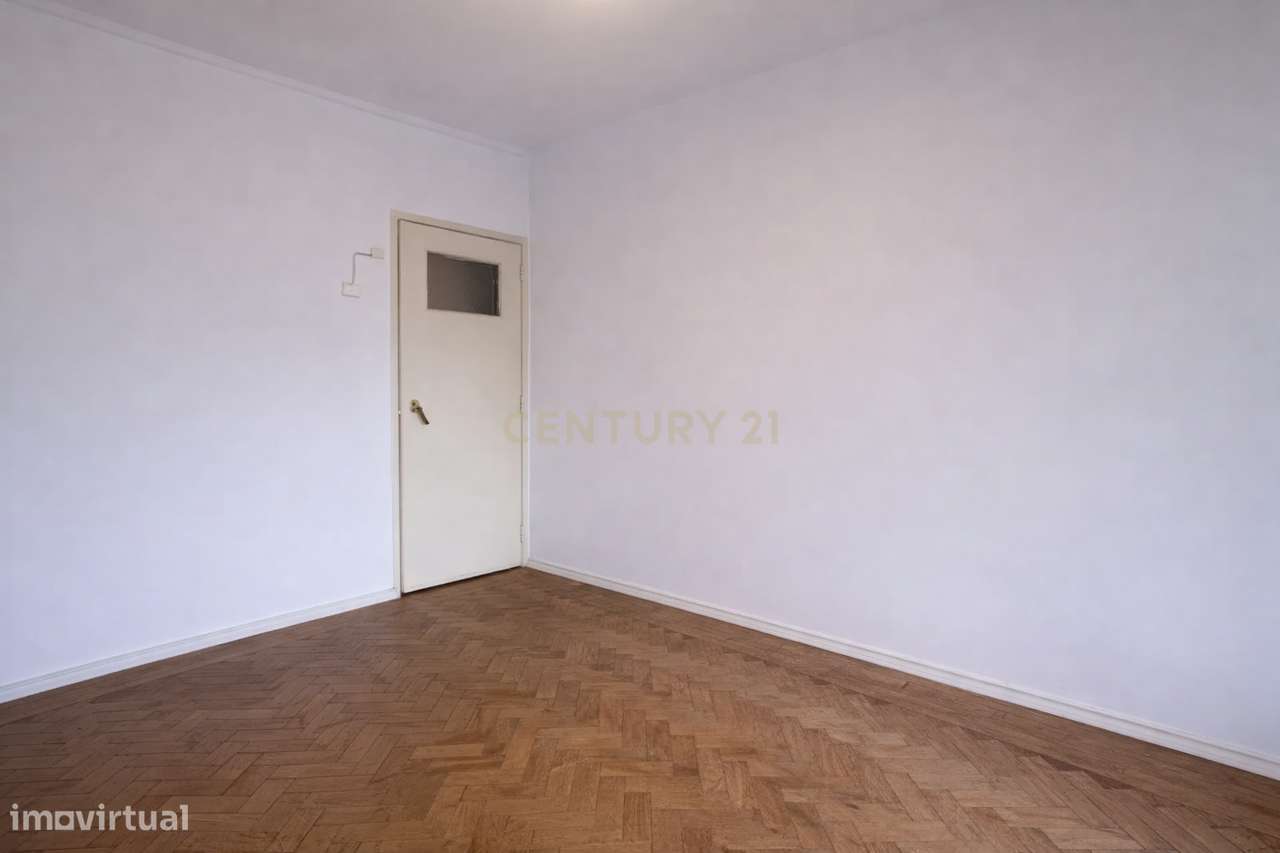 Apartamento T2 com Marquise e Excelente Potencial | Damaia de Cima – A-24