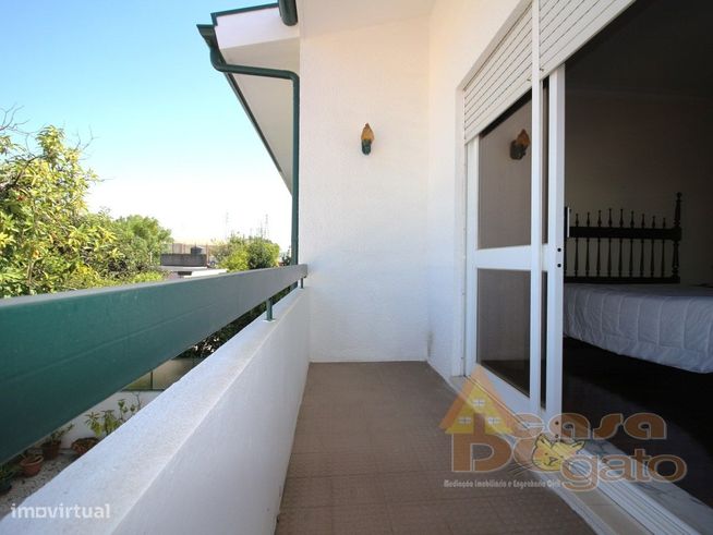 Moradia de 3 frentes com excelente luminosidade-15