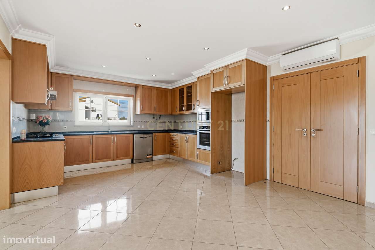 Moradia T5 com Garagem e Piscina em Miragaia, Lourinhã-22