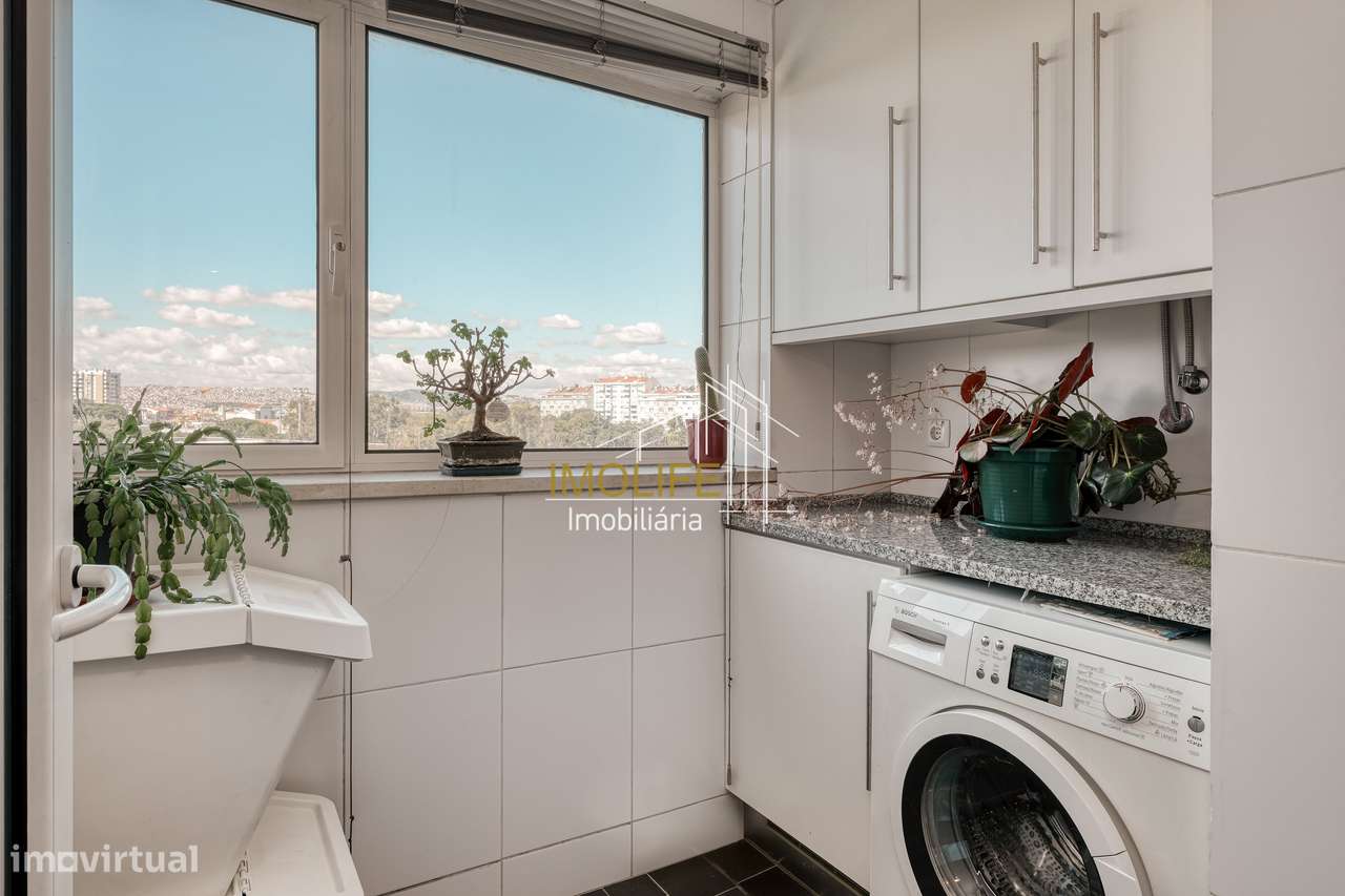 Apartamento T2 com Vista Desafogada em Benfica-9