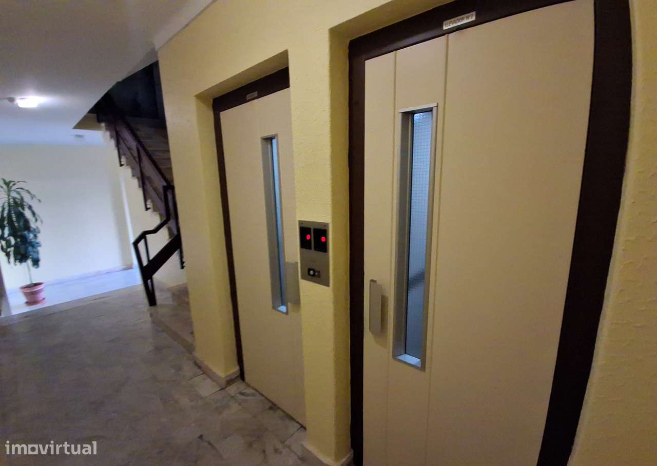 T2 com varanda, cozinha equipada e excelente localização - Grande imagem: 3/15