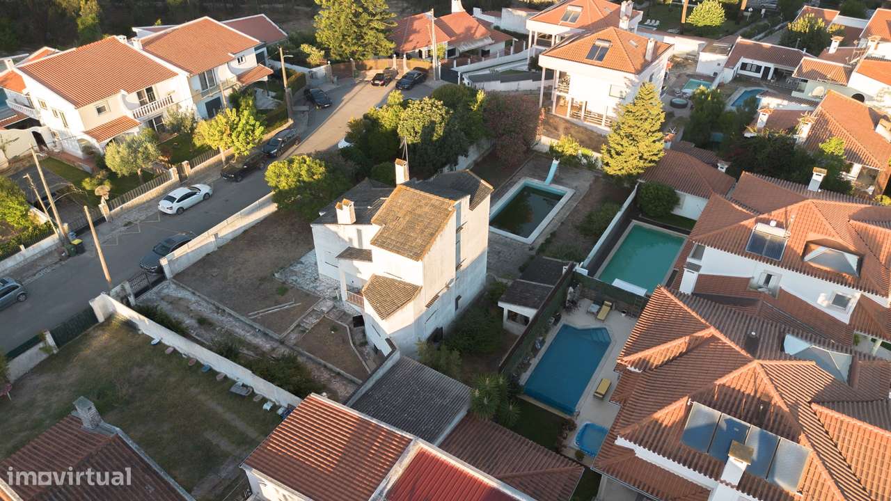 Moradia para Remodelar em Terreno de 1.000m² na Prestigiada Zona da Ma-8