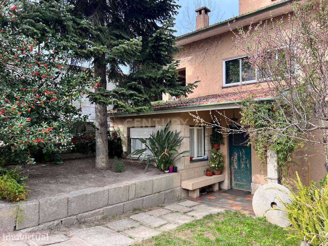 Casa de cinco quartos (T5) com 240m² e terreno de 1370m² no centro de - Grande imagem: 5/34