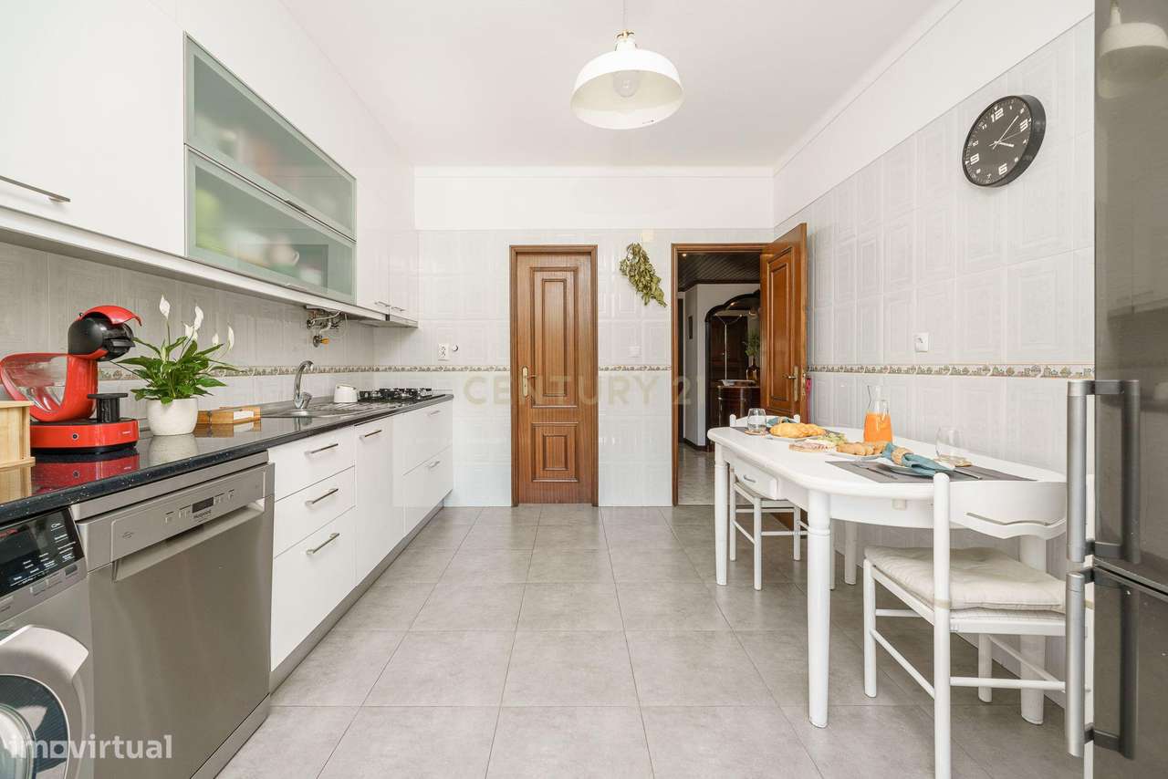 APARTAMENTO T4  CONVERTIDO EM T3 , SEMI REMODELADO, EM SETÚBAL-24