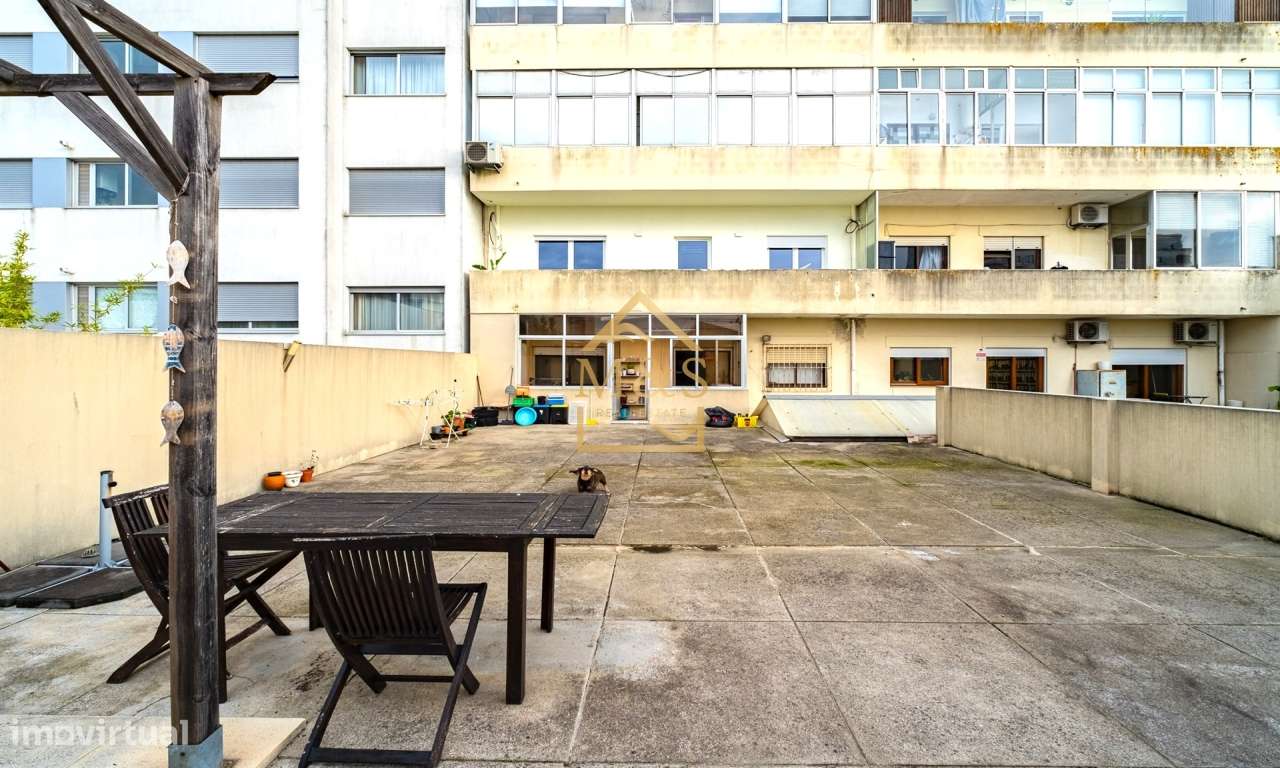 Apartamento T4 Remodelado, Terraço com 100m2,a 500Mts do Metro - Porto-12