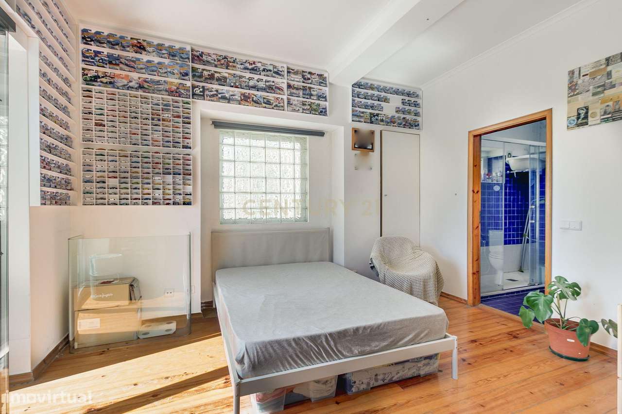 Terreno de 956m2 com duas moradias em Alcântara, Lisboa, uma T4 e T3-27