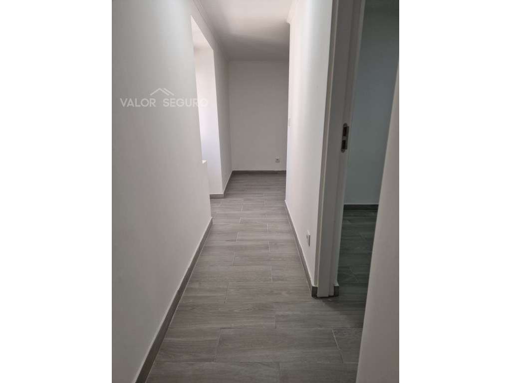 Moradia com 8 casas independentes em Sobralinho-13