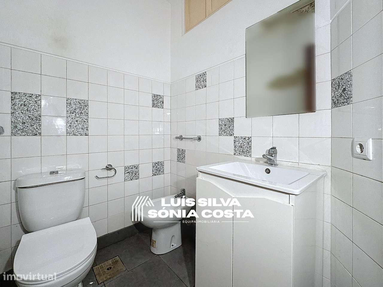 Apartamento T4 c/ Varandas e Elevador em frente á Câmara...-12