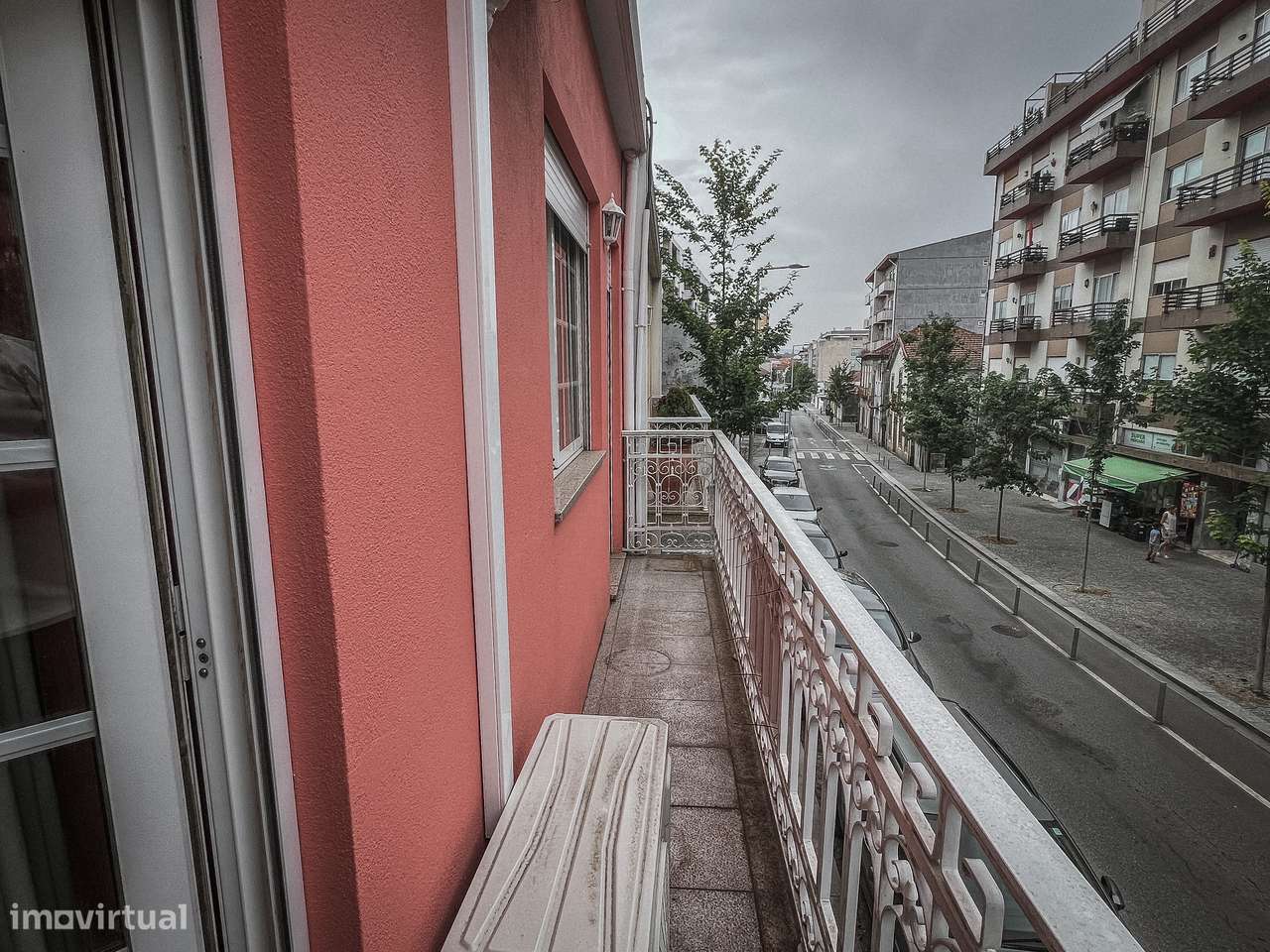 Moradia T4 no Centro de Santo Tirso com Terraço e Jardim-26