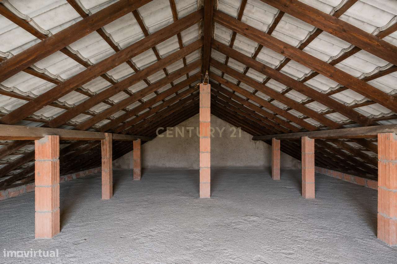 Moradia T2 Renovada, com 119 m² de Logradouro-15
