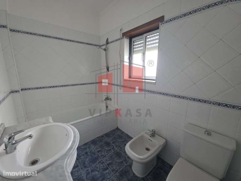 Apartamento T3 em zona sossegada do carregado-13