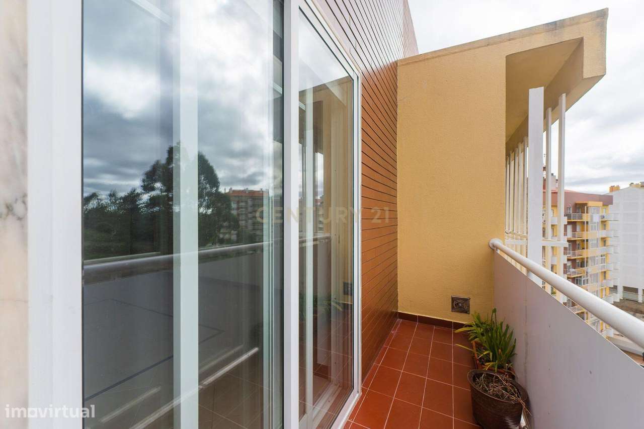 Excelente apartamento T2 com parqueamento em Rio de Mouro-13