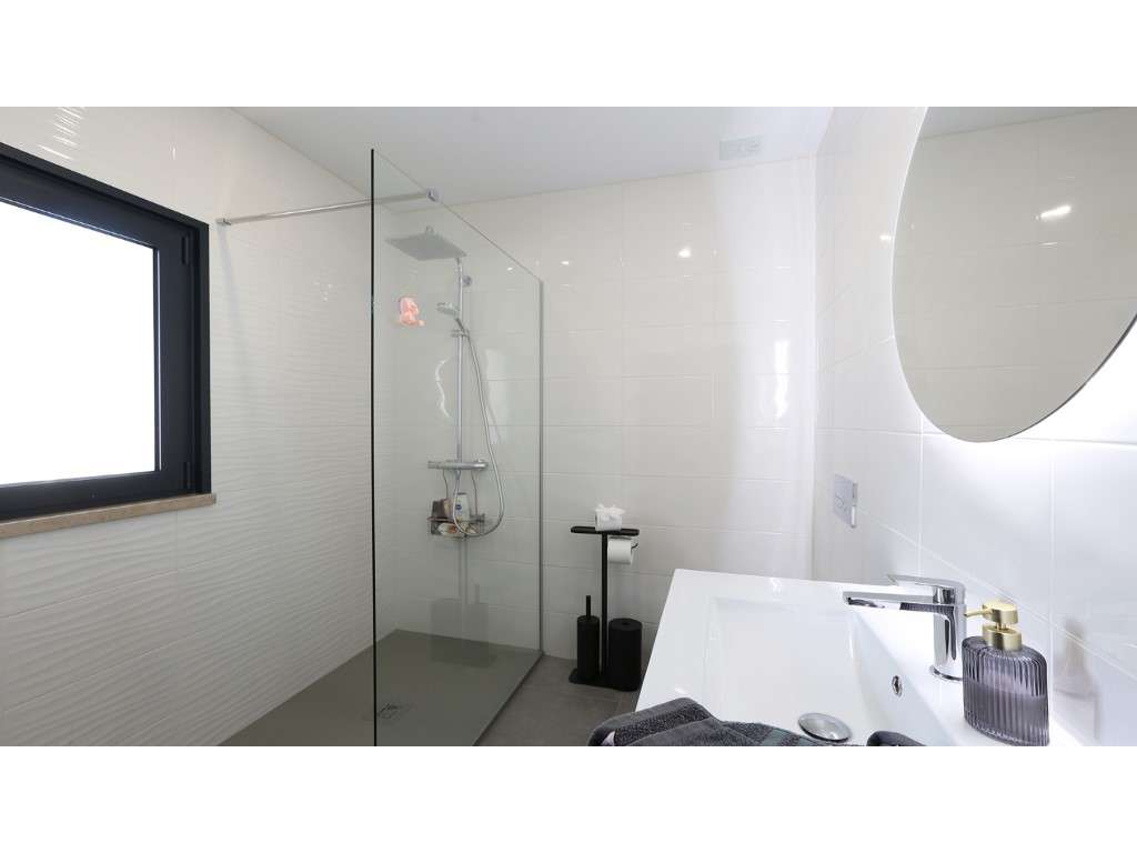 Moradia T4 Contemporânea com Piscina, Jardim e Excelente Localizaçã...-26