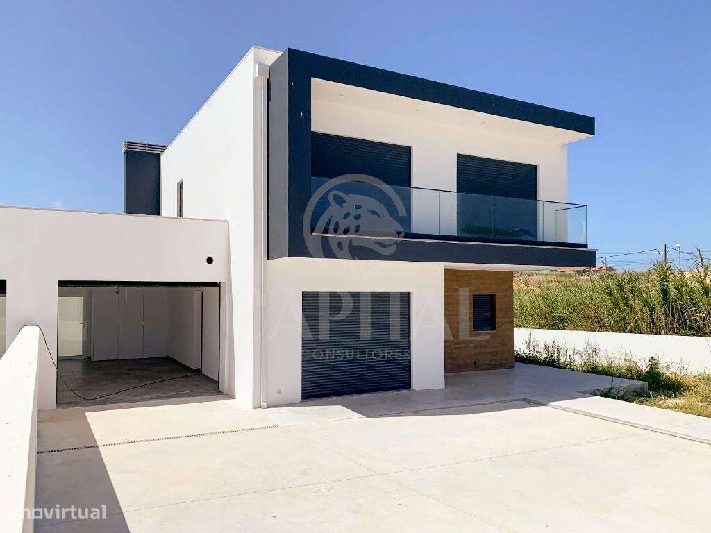 Moradia T4 com Excelente Exposição Solar e Espaço para Piscina a 10 Mi-8