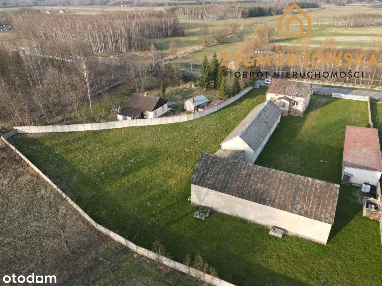 Dom z budynkami gospodarczymi i szeroką działką-8