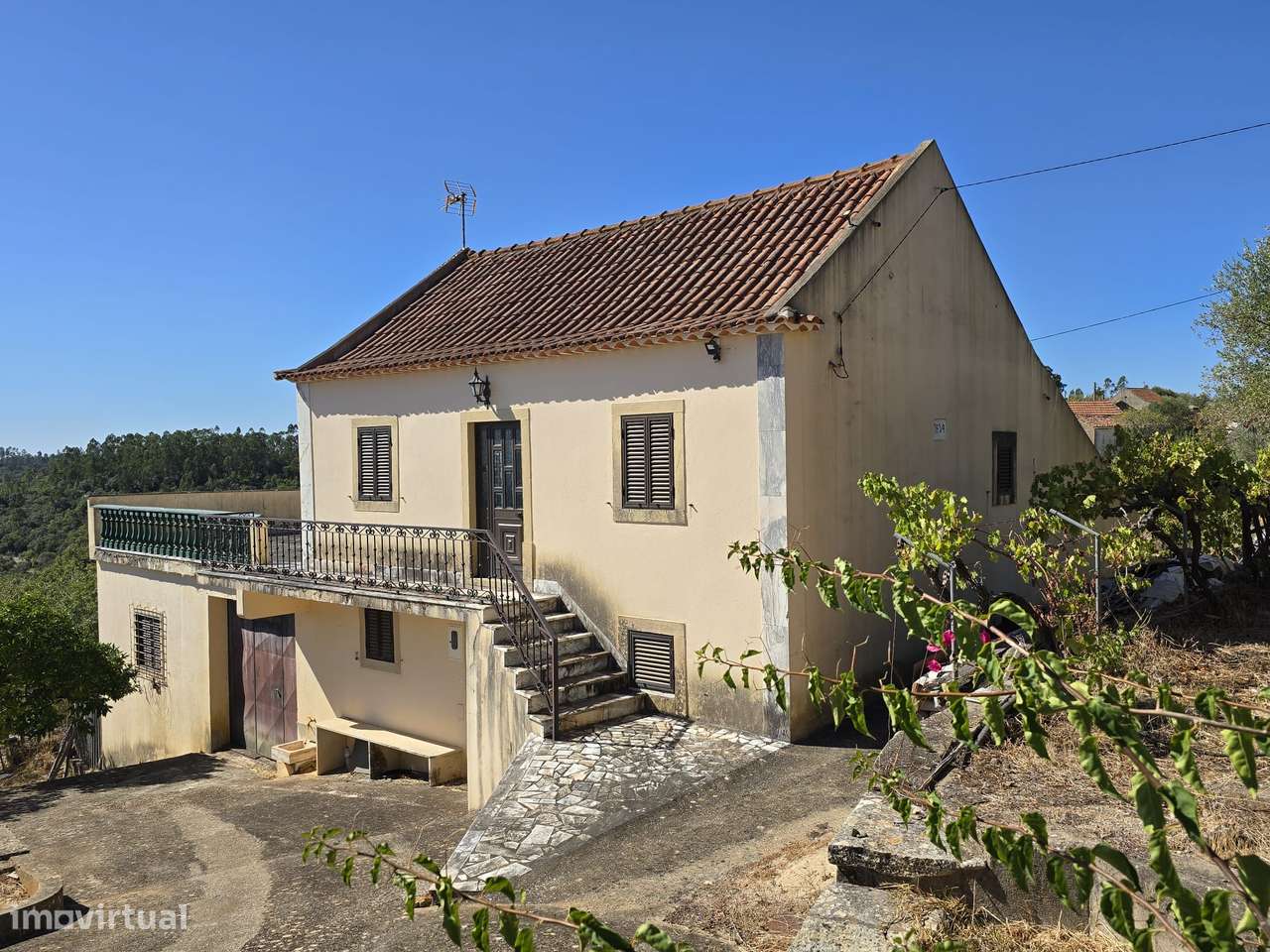 Moradia antiga com terreno, furo de agua e painéis solares aquecimento-5