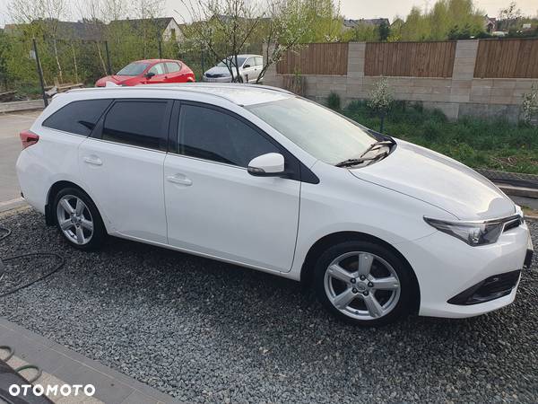 Toyota Auris 1.6 Premium - 4